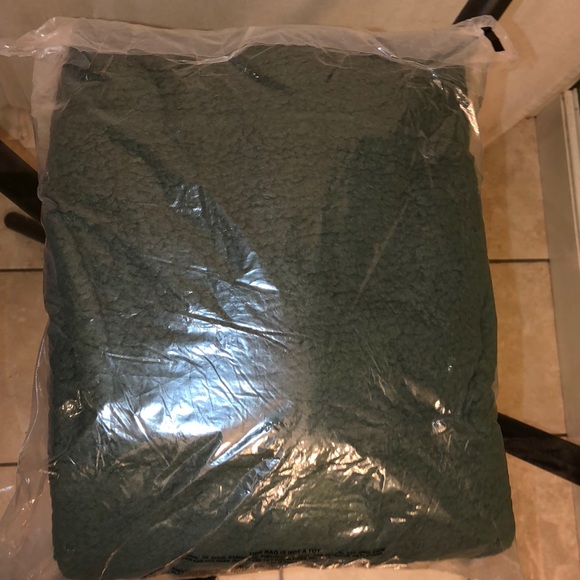 👀NEW-VS”PINK” OLIVE GREEN SHERPA 🎉🎉LARGE - Picture 2 of 5